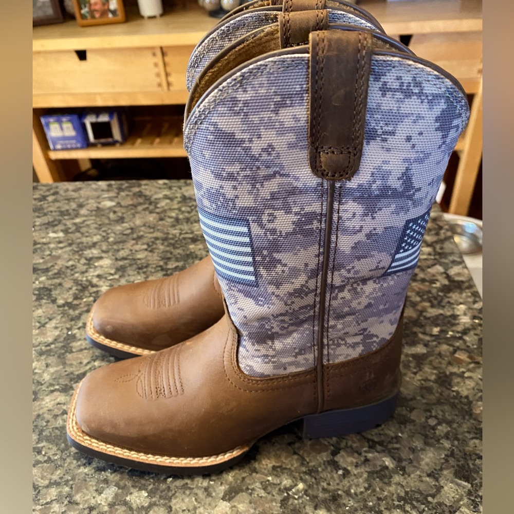 Youth size 12.5 Ariat Western boots